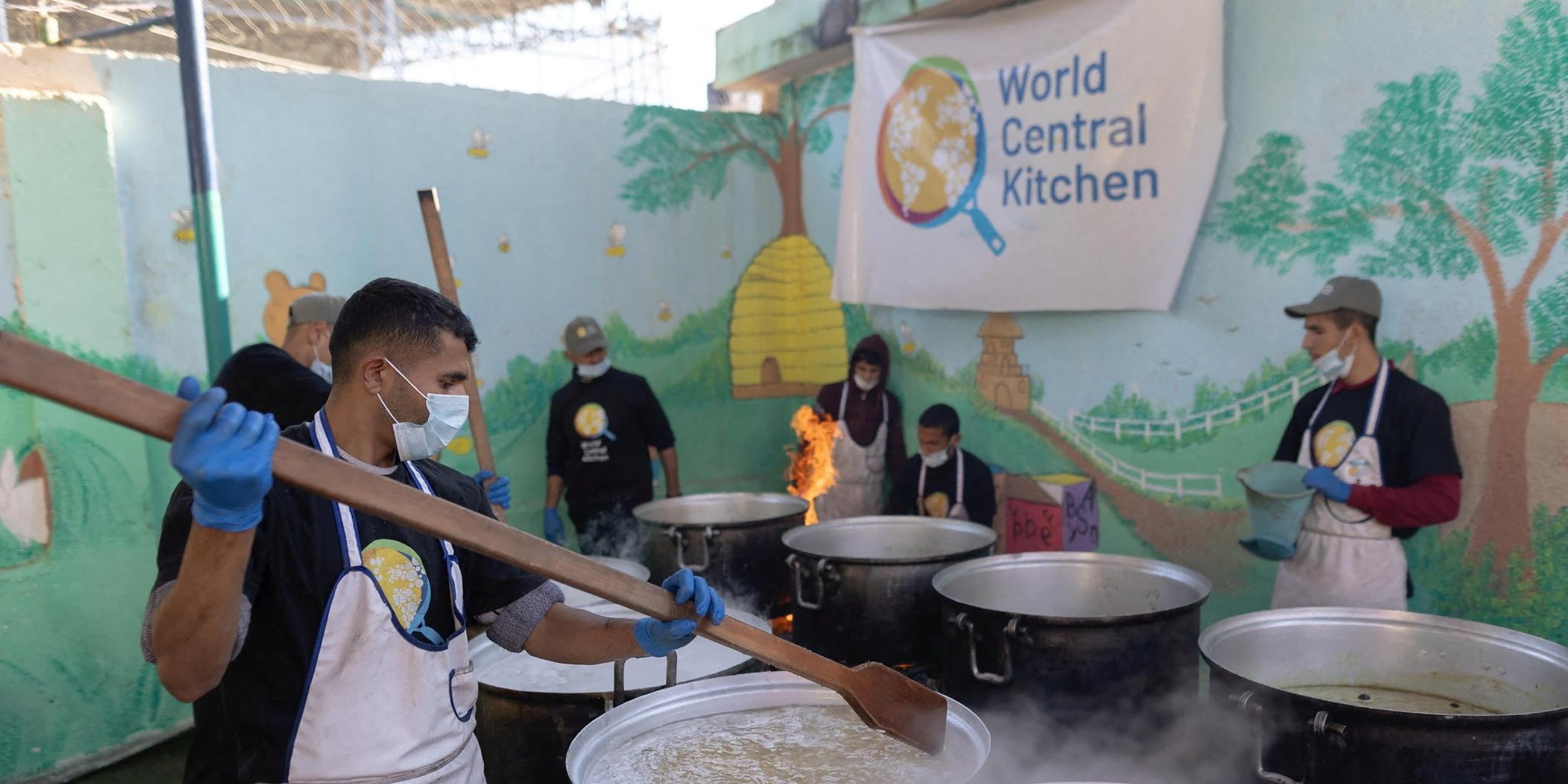 Mitglieder der "World Central Kitchen" bereiten Essen zu (Archiv März 2024)