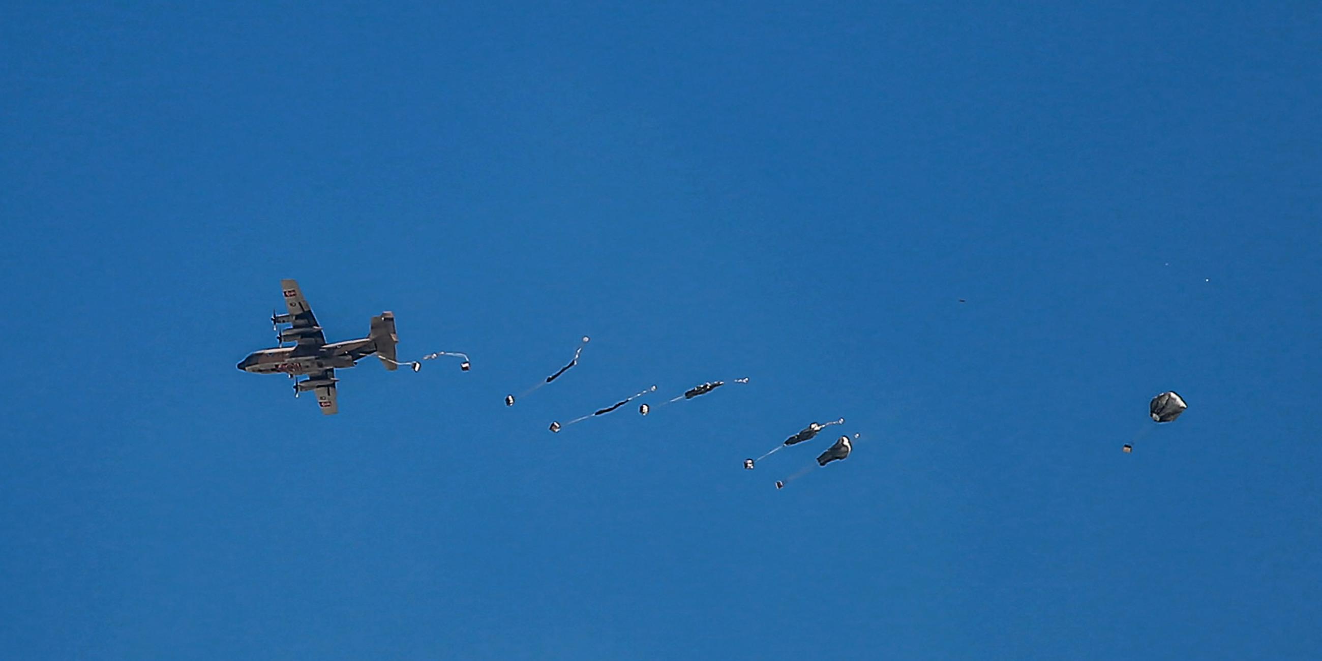 Ein Flugzeug wirft am 05.03.2024 Hilfspakete über dem nördlichen Gaza-Streifen ab. 