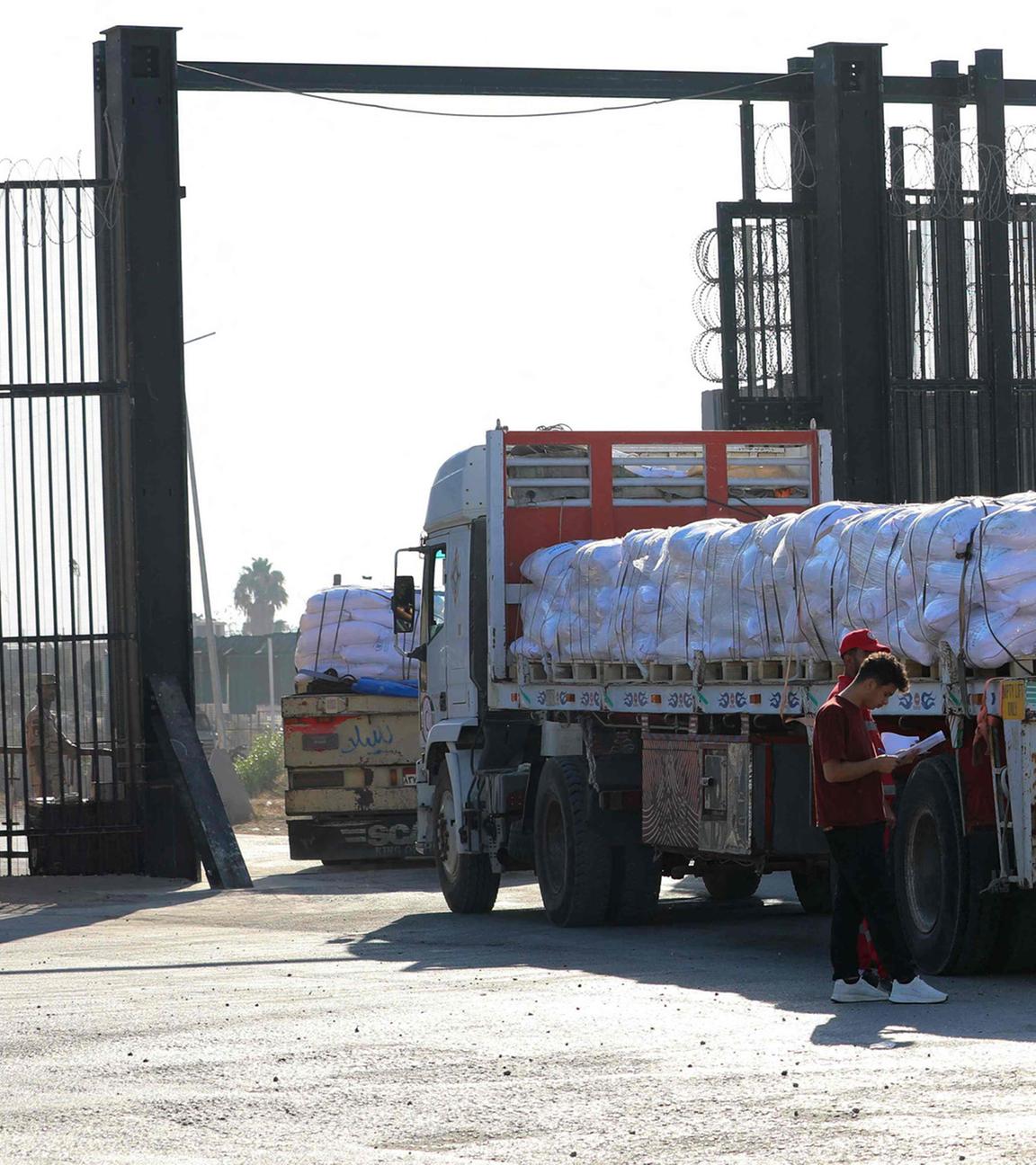Lastwagen mit humanitärer Hilfe fahren am 27. Juli 2025 über die ägyptische Seite des Rafah-Grenzübergangs in Richtung Gazastreifen.