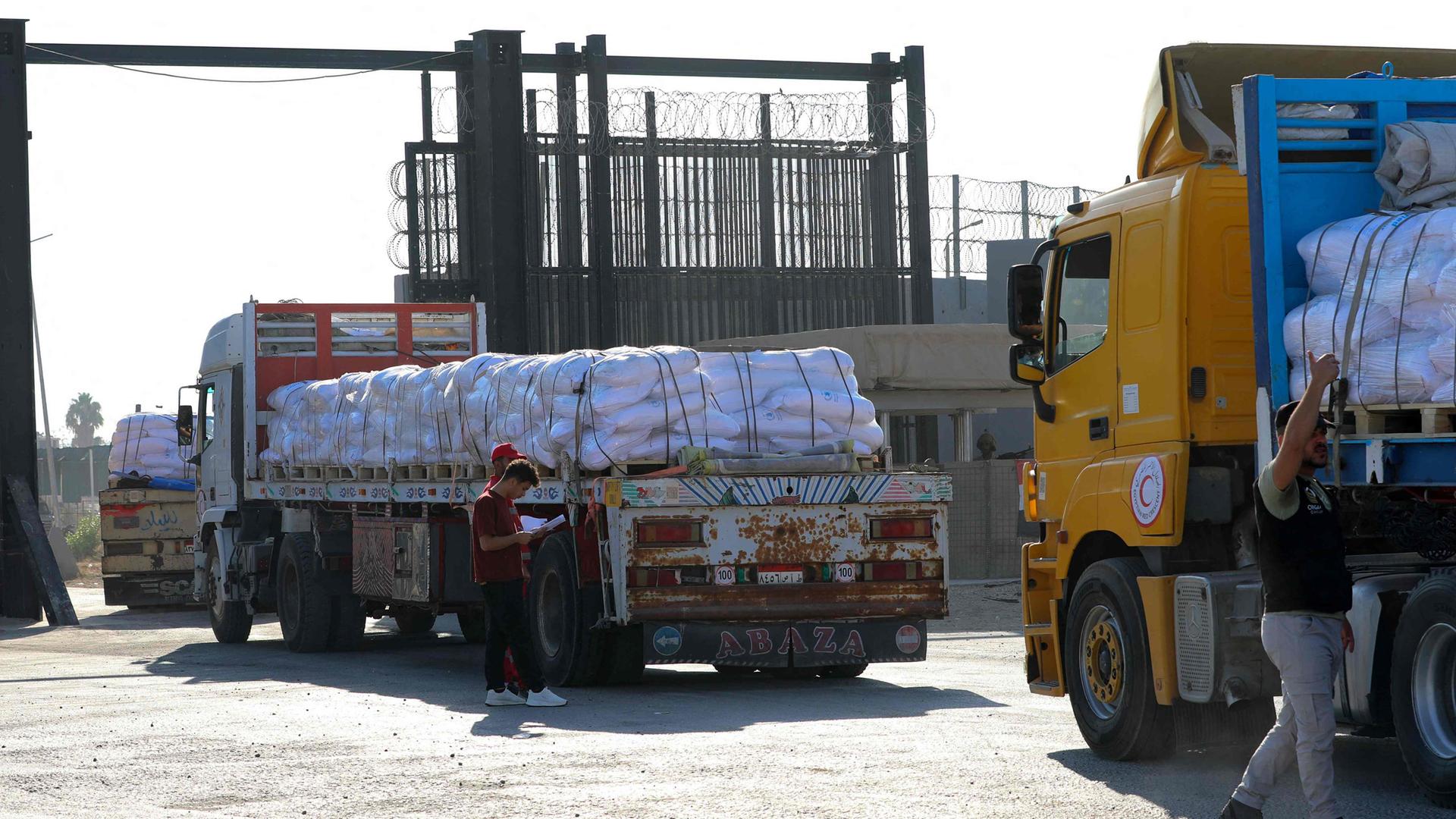 Lastwagen mit humanitärer Hilfe fahren am 27. Juli 2025 über die ägyptische Seite des Rafah-Grenzübergangs in Richtung Gazastreifen.