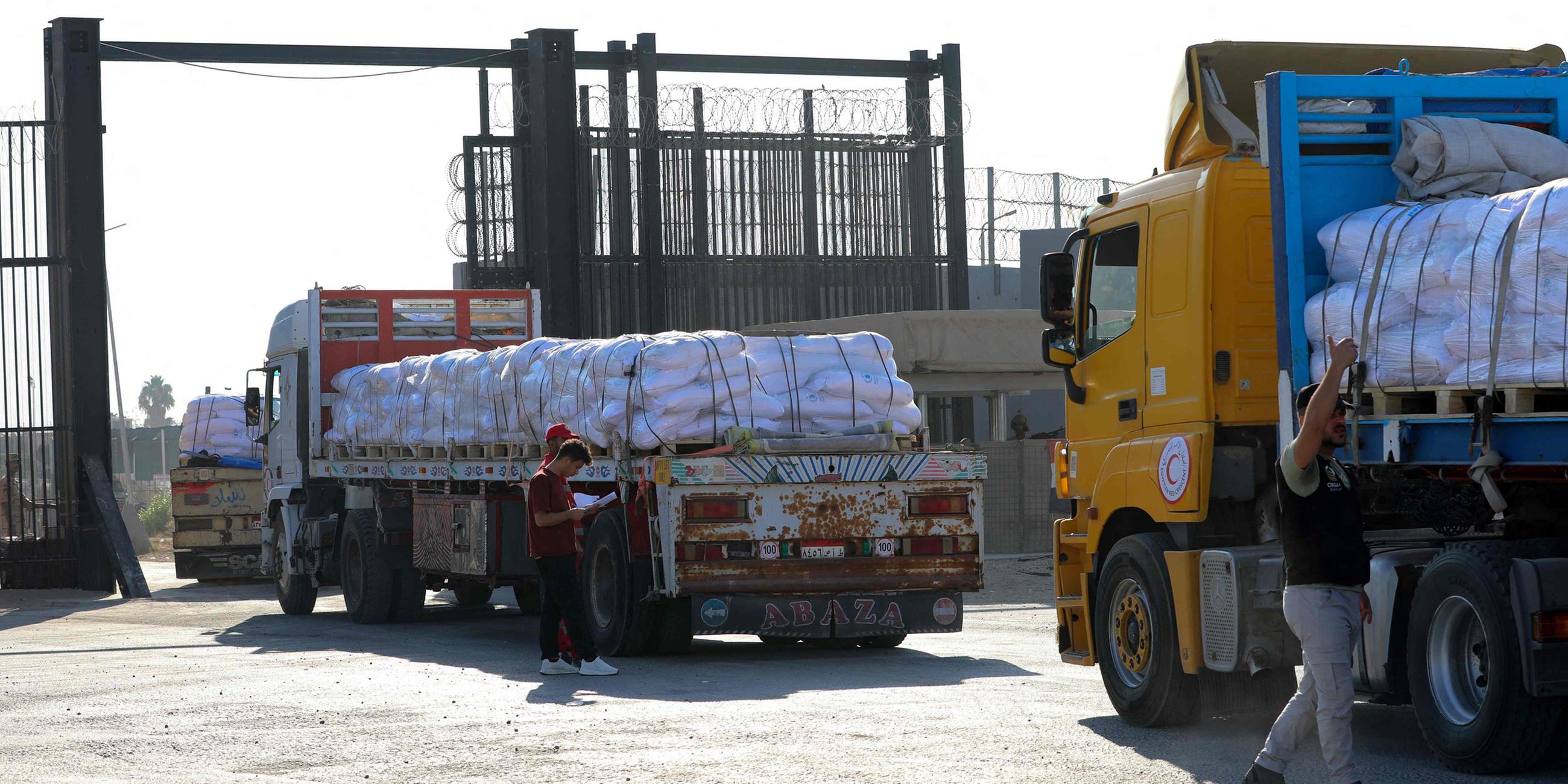 Lastwagen mit humanitärer Hilfe fahren am 27. Juli 2025 über die ägyptische Seite des Rafah-Grenzübergangs in Richtung Gazastreifen.