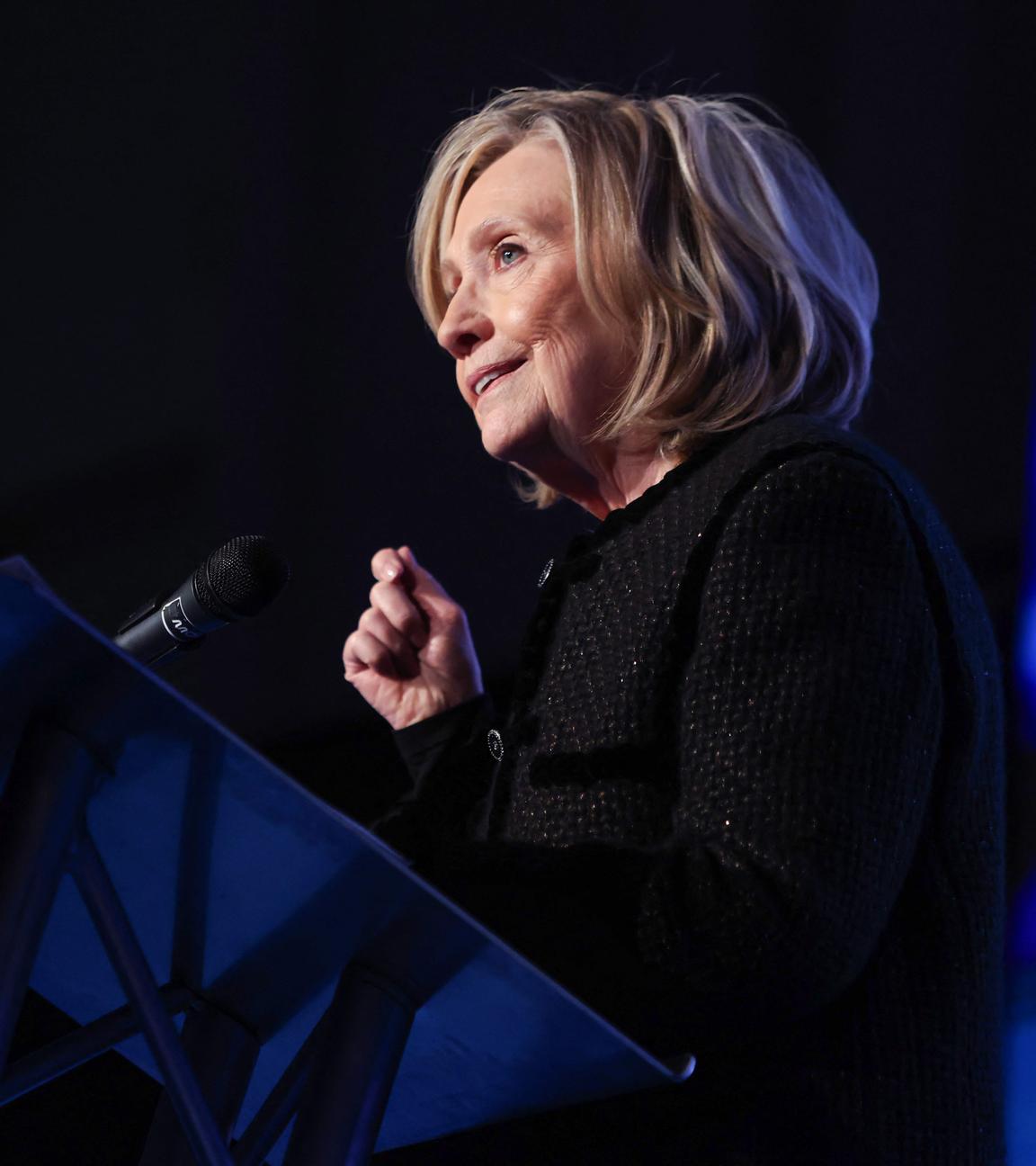 Die ehemalige US-Außenministerin Hillary Clinton nimmt am 16. Februar 2026 im Rahmen des Filmfestivals in Berlin am Weltforum 2026 zum Thema „Zukunft der Demokratie, KI/Technologie und Menschheit“ teil. 