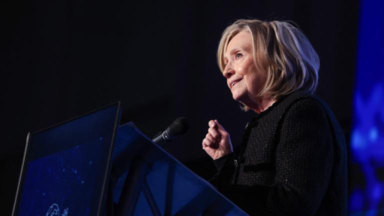 Die ehemalige US-Außenministerin Hillary Clinton nimmt am 16. Februar 2026 im Rahmen des Filmfestivals in Berlin am Weltforum 2026 zum Thema „Zukunft der Demokratie, KI/Technologie und Menschheit“ teil. 