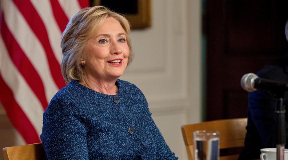 Hillary Clinton munter dreinblickend bei einer öffentlichen Veranstaltung