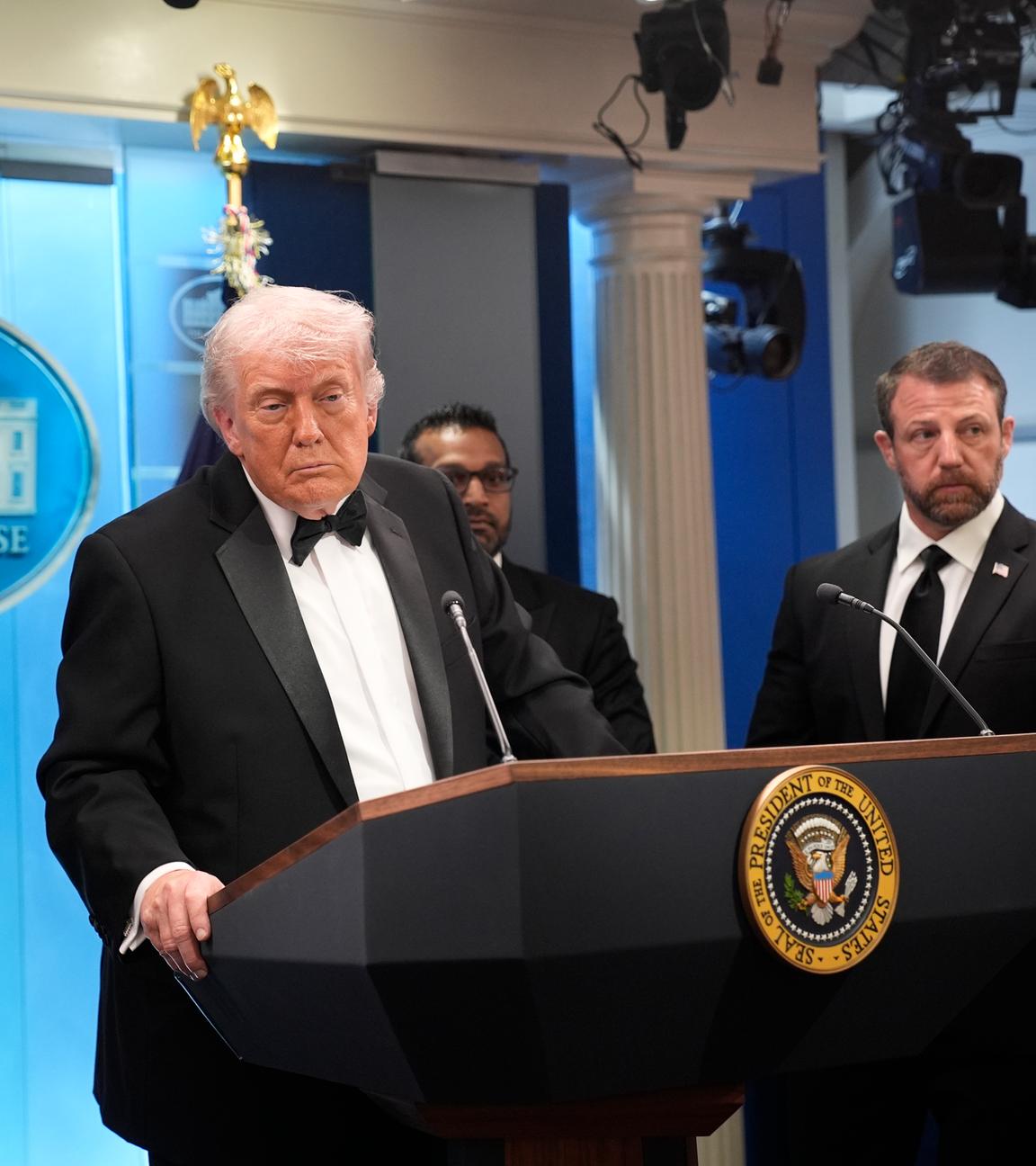 US-Präsident Donald Trump spricht im Briefing Raum des Weißen Hauses mit Reportern über die Schießerein im Hilton Hotel in Washington. 
