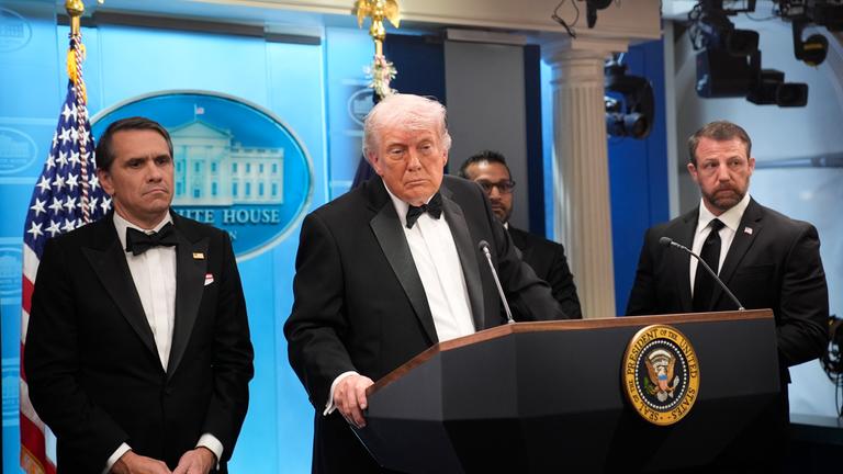 US-Präsident Donald Trump spricht im Briefing Raum des Weißen Hauses mit Reportern über die Schießerein im Hilton Hotel in Washington. 