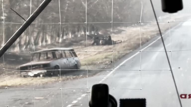 Auofracks im Straßengraben