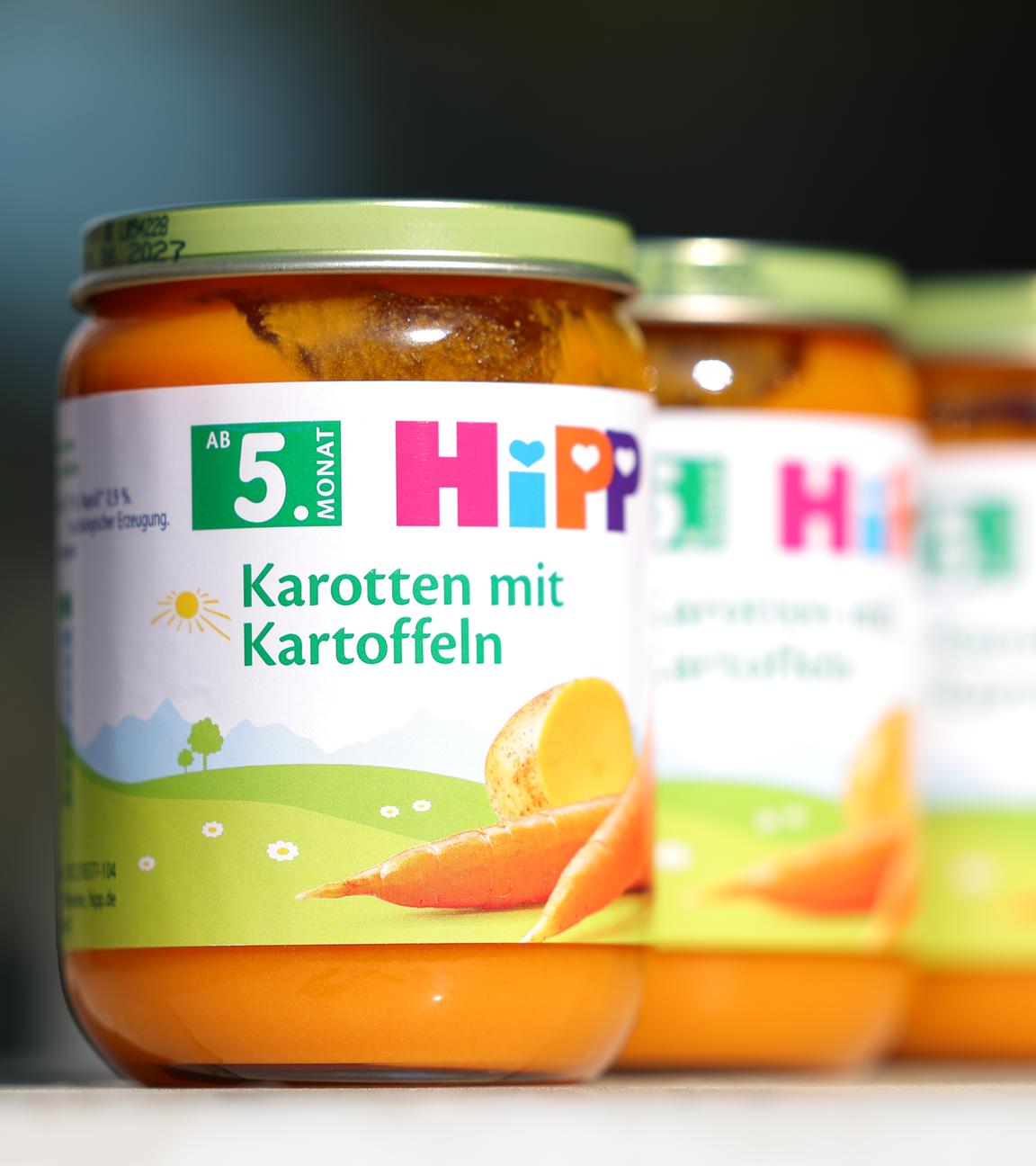 Hipp-Babykostgläschen stehen auf einem Tisch.