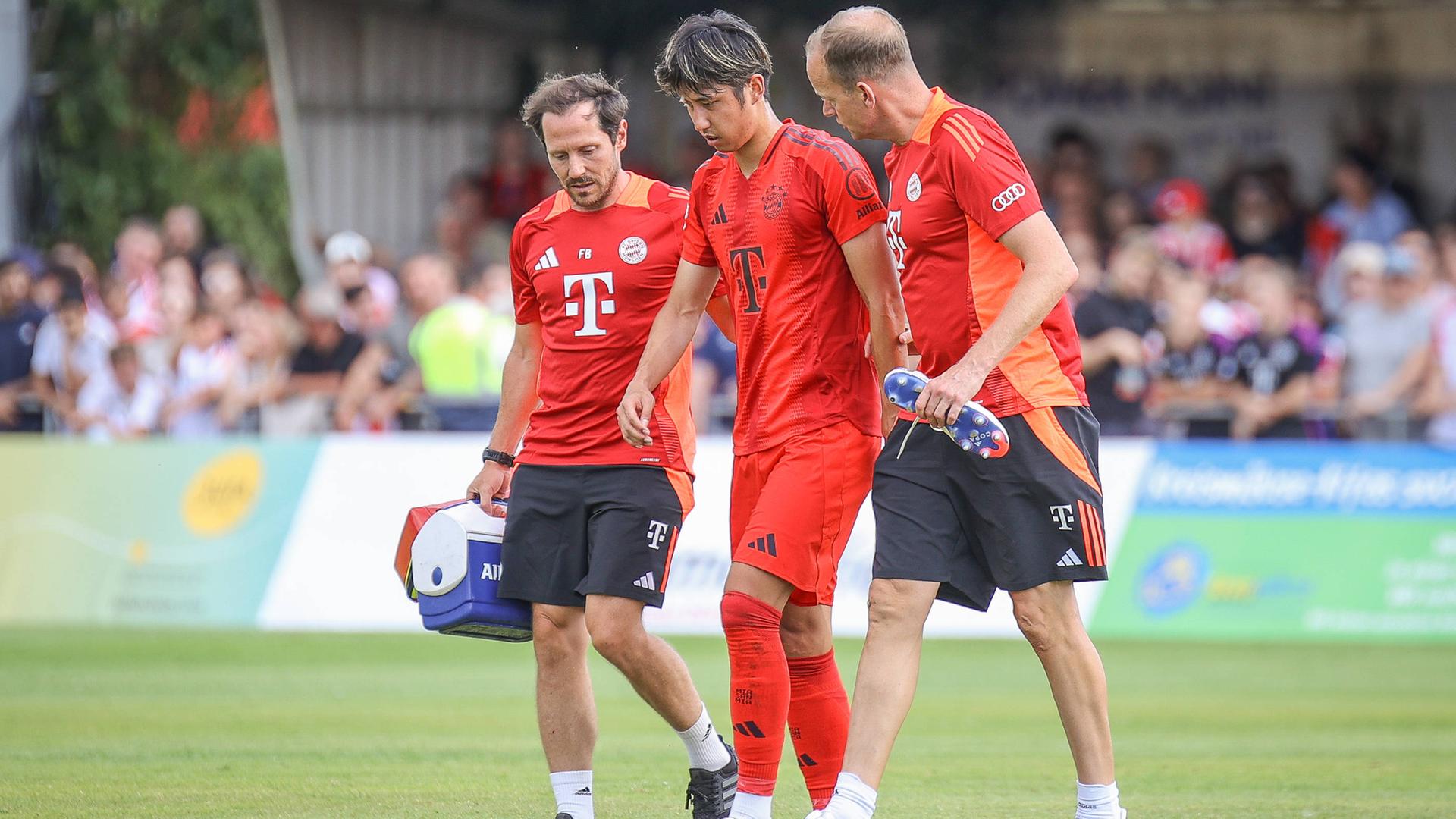 Hiroki Ito (FC Bayern München 21) verlässt das Spielfeld.