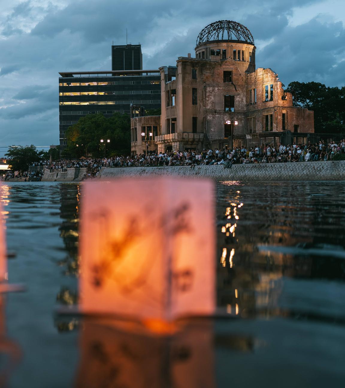 Laternen treiben auf Fluss in Hiroshima