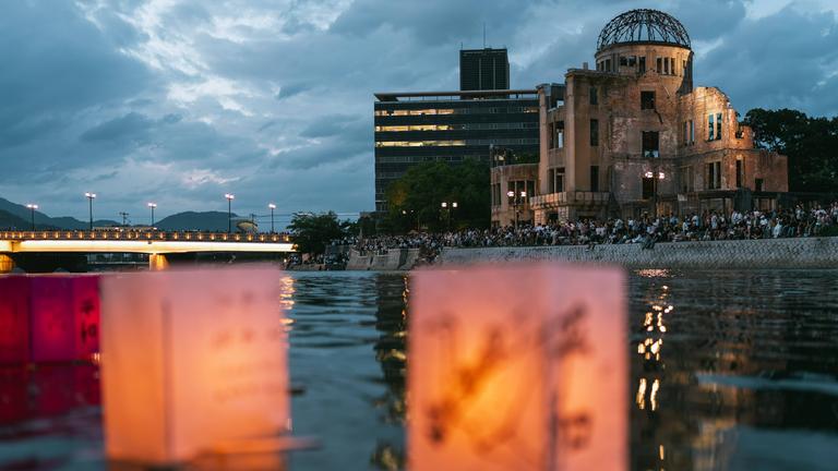 Laternen treiben auf Fluss in Hiroshima