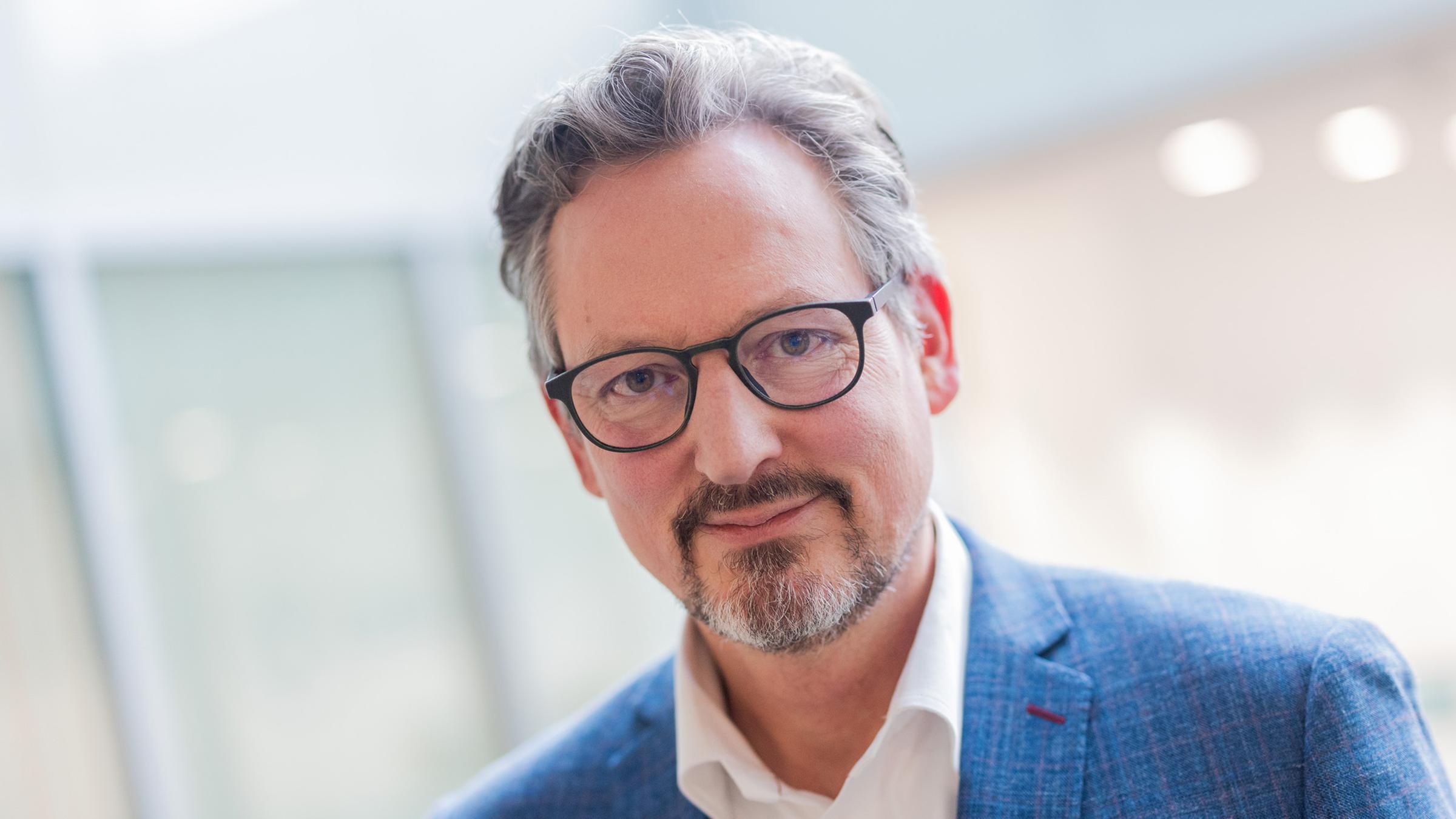 Eckart von Hirschhausen, Arzt und Fernsehmoderator, steht im Vierscheibenhaus des WDR.