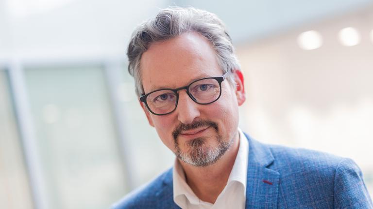 Eckart von Hirschhausen, Arzt und Fernsehmoderator, steht im Vierscheibenhaus des WDR.