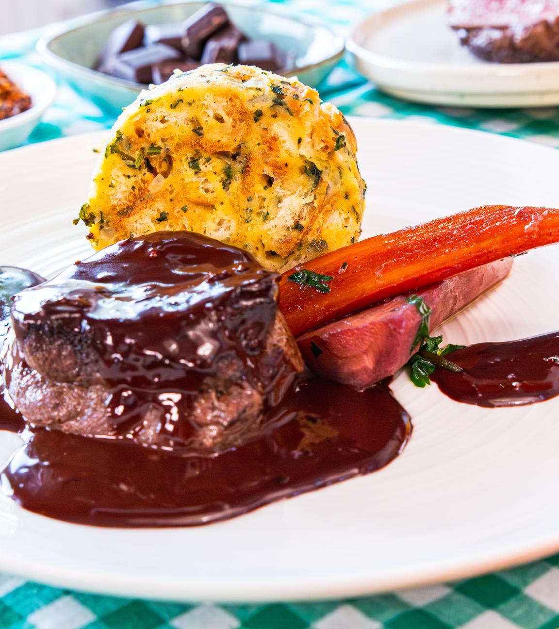 Hirschmedaillons mit Serviettenknödeln in pikanter Schokoladensauce