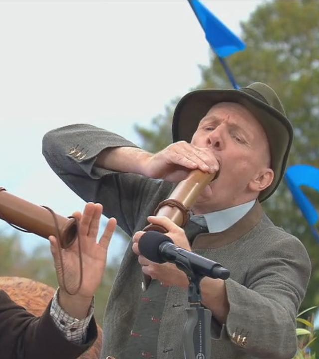 Deutschlands beste Hirschrufer im ZDF-Fernsehgarten.