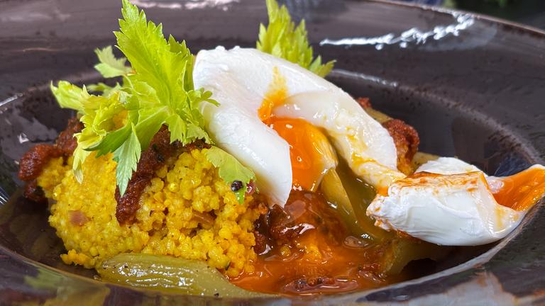 Hirse mit Staudensellerie und pochiertem Ei