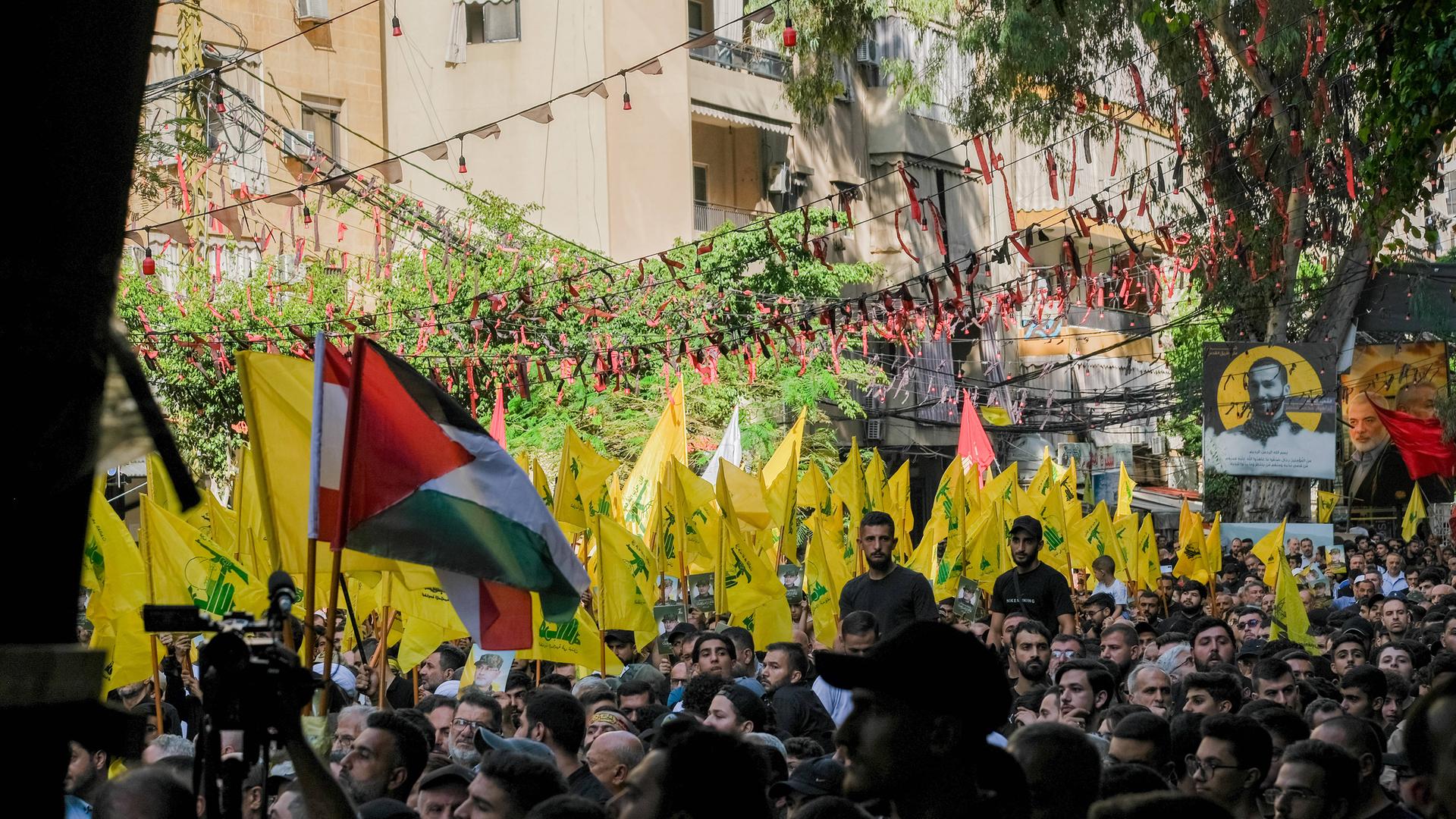 Hisbollah-Anhänger folgen den Särgen bei der Beerdigung von Ibrahim Aqil