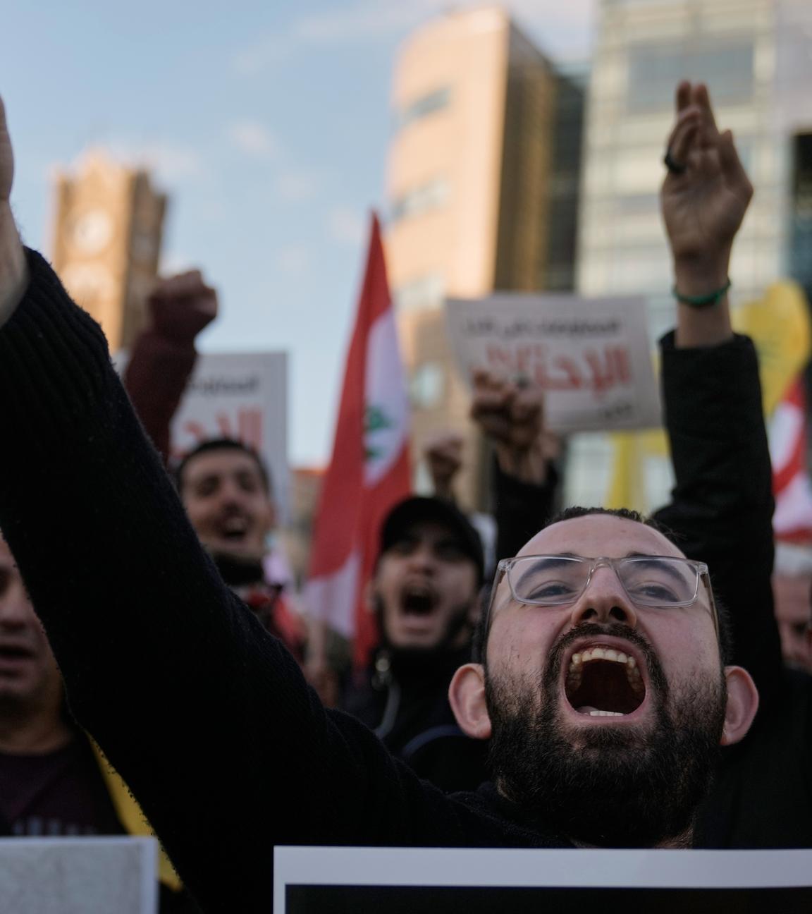 Anhänger der Hisbollah skandieren Slogans während einer Demonstration vor dem Hauptsitz der UN-Wirtschafts- und Sozialkommission für Westasien