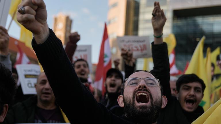 Anhänger der Hisbollah skandieren Slogans während einer Demonstration vor dem Hauptsitz der UN-Wirtschafts- und Sozialkommission für Westasien