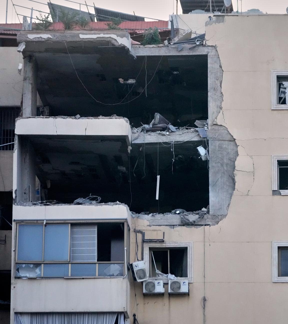 Ein Wohnhaus in einem Vorort in Beirut ist nach israelischen Angriffen geschädigt. 