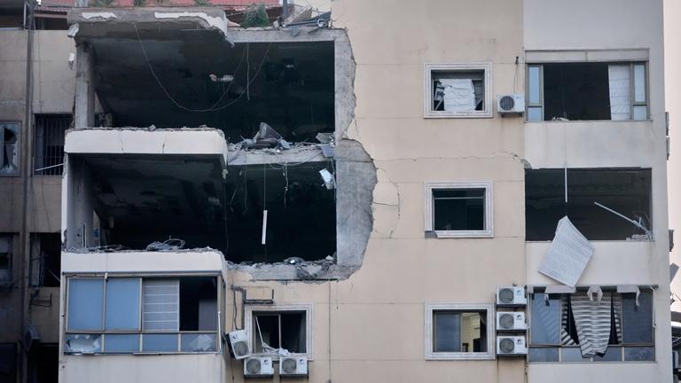 Ein Wohnhaus in einem Vorort in Beirut ist nach israelischen Angriffen geschädigt. 