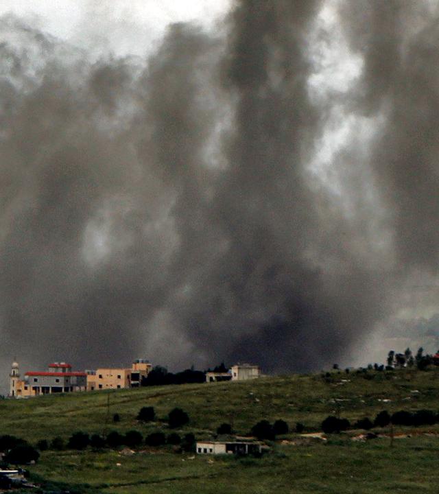 Rauchschwaden nach einem israelischen Luftangriff auf das südlibanesische Dorf Kfar Tebnit. Der Libanon und Israel haben eine Waffenruhe vereinbart.