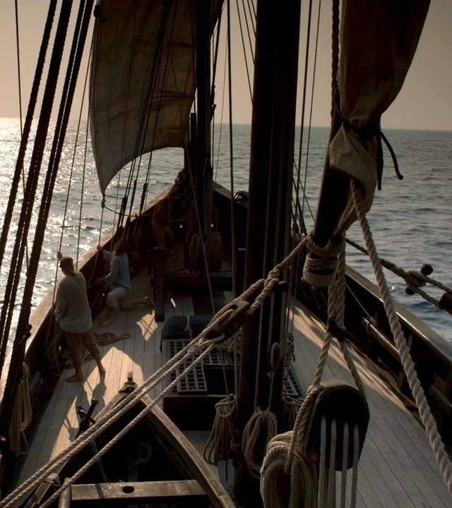 Das Kolumbus-Schiff "Santa Maria" fährt übers Meer.
