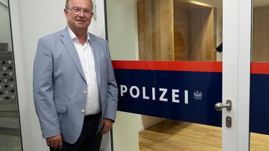 Johannes Waidbacher, Bürgermeister von Braunau am Inn, steht im Empfangsbereich des neuen Polizeizentrums, das im Hitler-Geburtshaus untergebracht ist. 