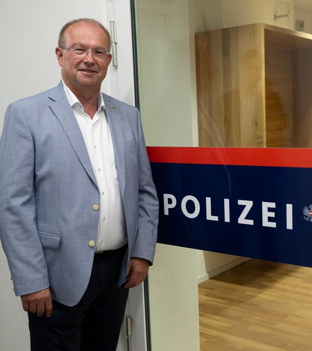 Johannes Waidbacher, Bürgermeister von Braunau am Inn, steht im Empfangsbereich des neuen Polizeizentrums, das im Hitler-Geburtshaus untergebracht ist. 