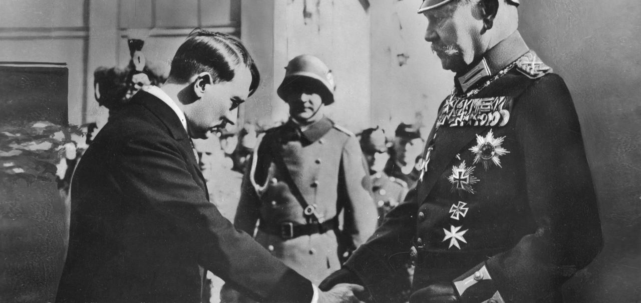 Reichskanzler Adolf Hitler verabschiedet sich vor der Garnisonkirche vom Reichspräsidenten Paul von Hindenburg