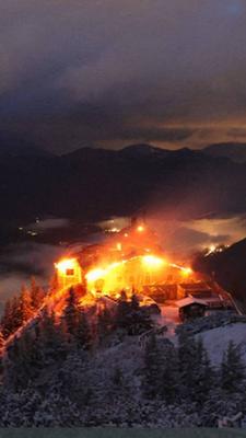 Das "Kehlsteinhaus" steht in Flammen, Einsatzkräfte der Feuerwehr versuchen den Brand einzudämmen. 