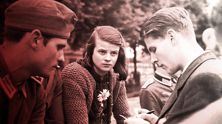 Die Mitglieder der „weißen Rose“ Hans Scholl, Sophie Scholl und Christoph Probst im Gespräch miteinander.