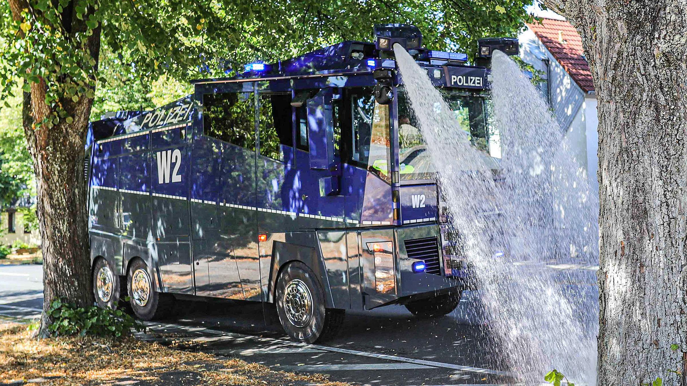 Ein Wasserwerfer der Polizei bewässert in Wuppertal Bäume, am 24.07.2019.