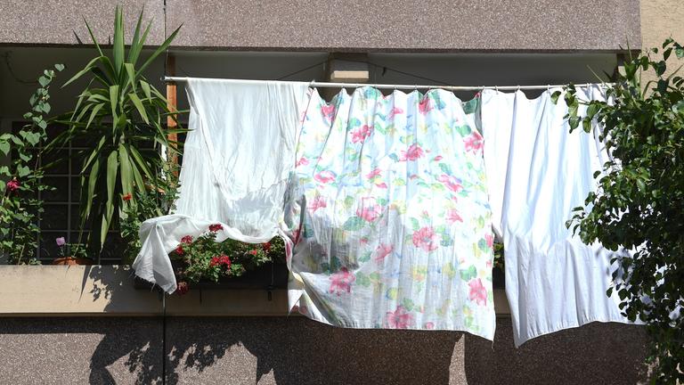 Mit Tüchern schützen Bewohner ihre Wohnung vor der heissen Sonne