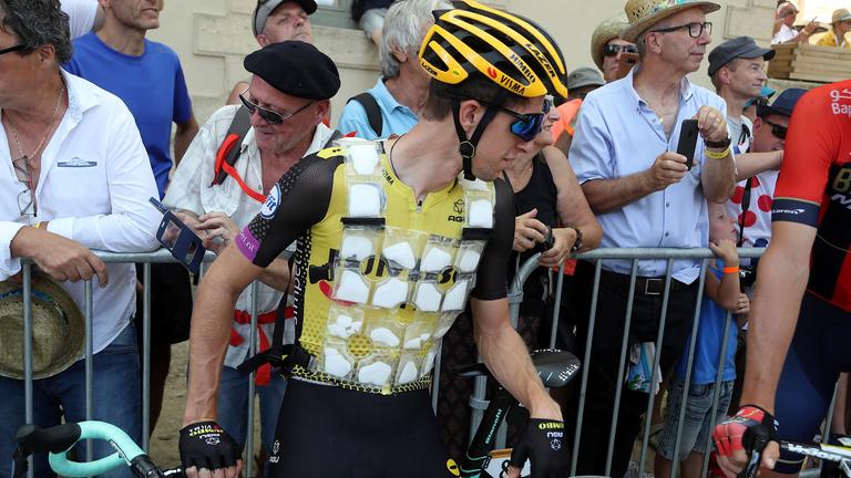 George Bennett trägt eine Eisweste, am 24.07.2019 in Gap, Frankreich
