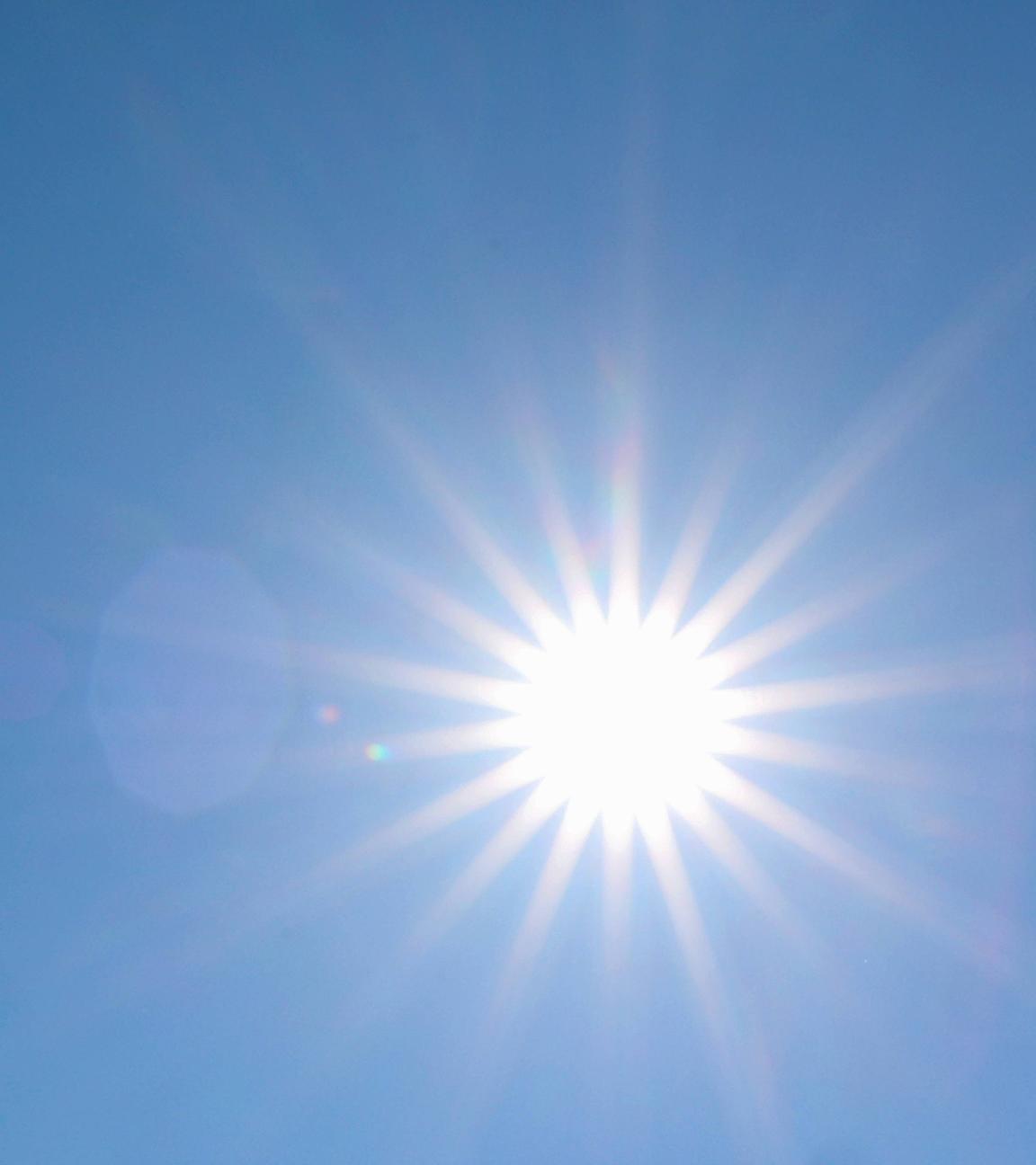 Gleißende Sonne am wolkenlosen Himmel.