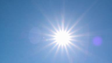 Gleißende Sonne am wolkenlosen Himmel.