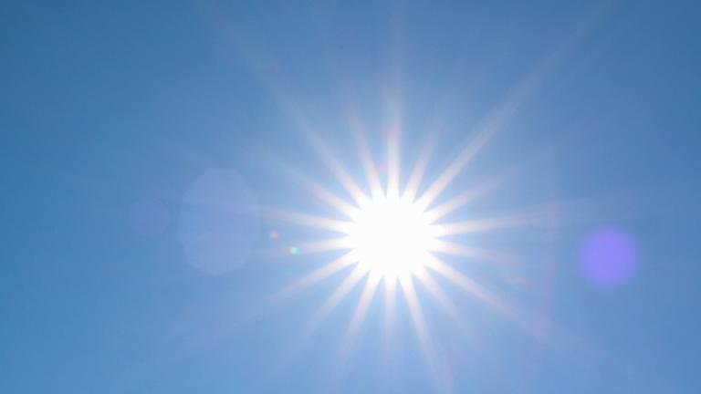 Gleißende Sonne am wolkenlosen Himmel.