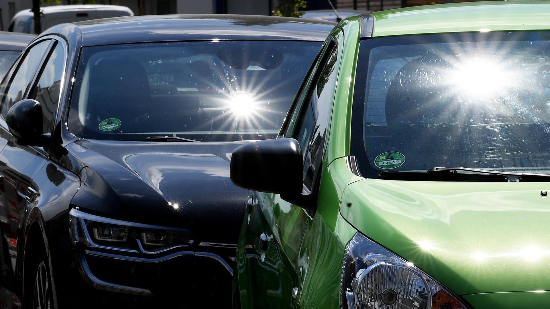 Sonne scheint auf parkende Autos