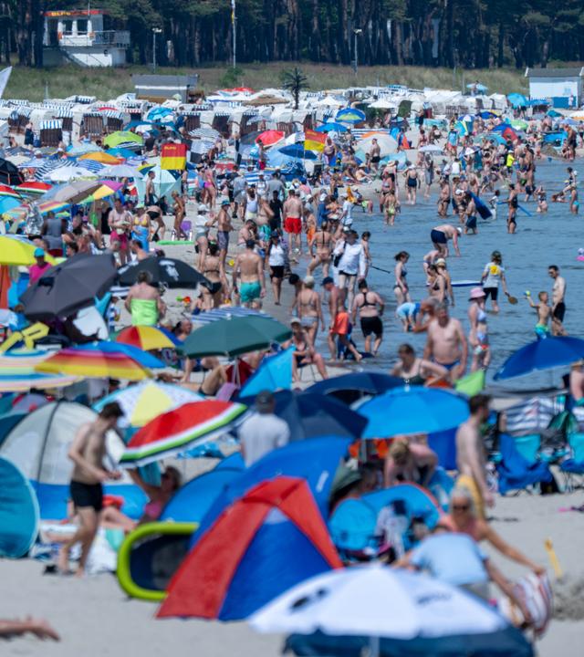 Sonniges Wetter herrscht am Strand des Seebades auf der Insel Rügen
