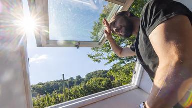 Chemie- und Informatikstudent Johannes Wichert schaut aus dem Dachfenster der WG-Küche im Dachgeschoss.