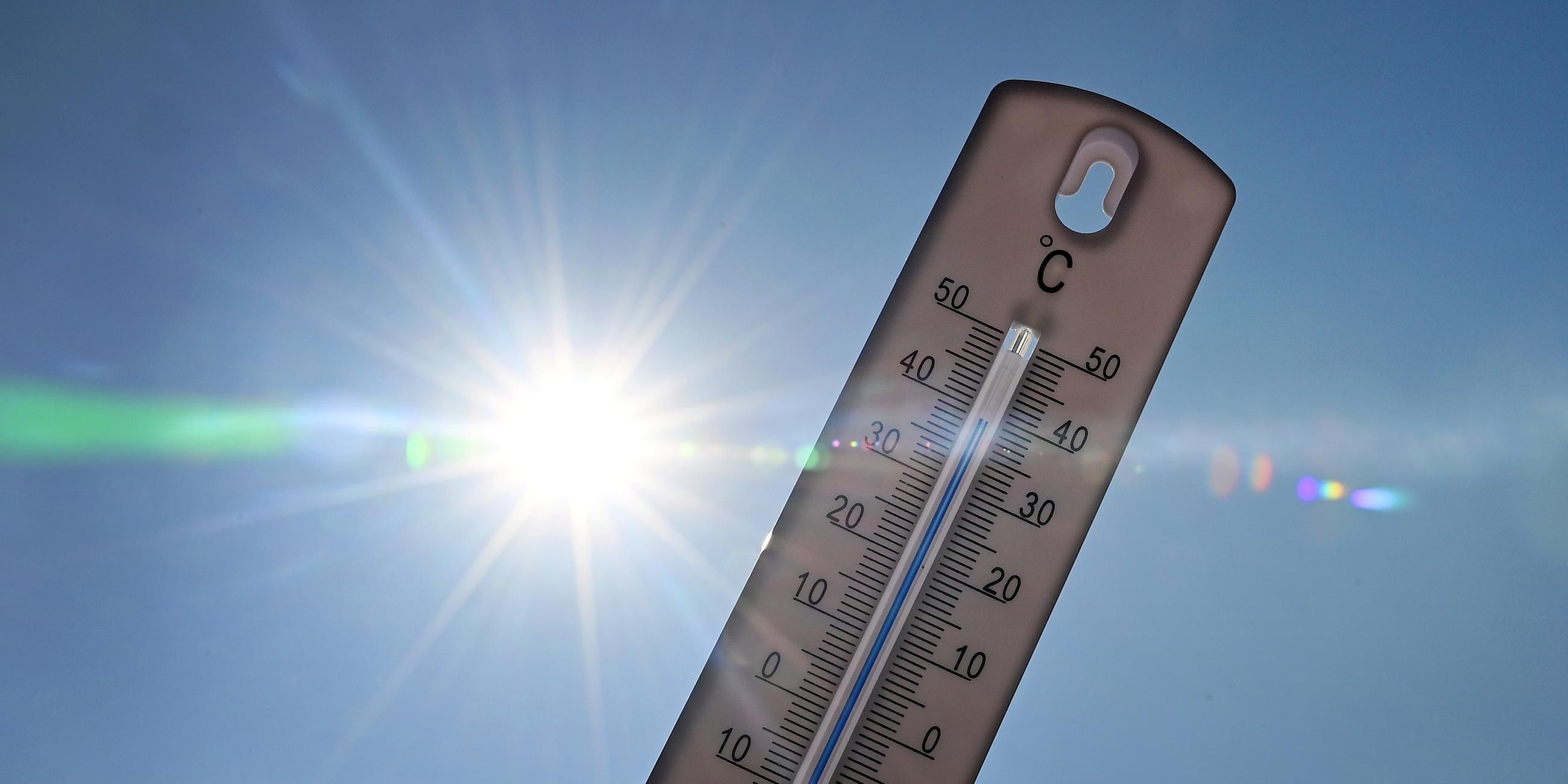 Thermometer zeigt eine Temperatur in Richtung 40 Grad Celsius an