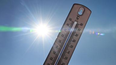 Thermometer zeigt eine Temperatur in Richtung 40 Grad Celsius an.
