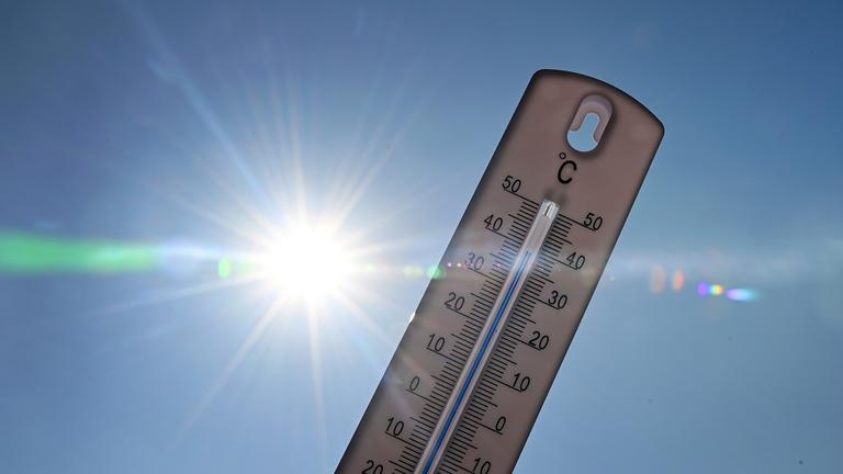 Thermometer zeigt eine Temperatur in Richtung 40 Grad Celsius an