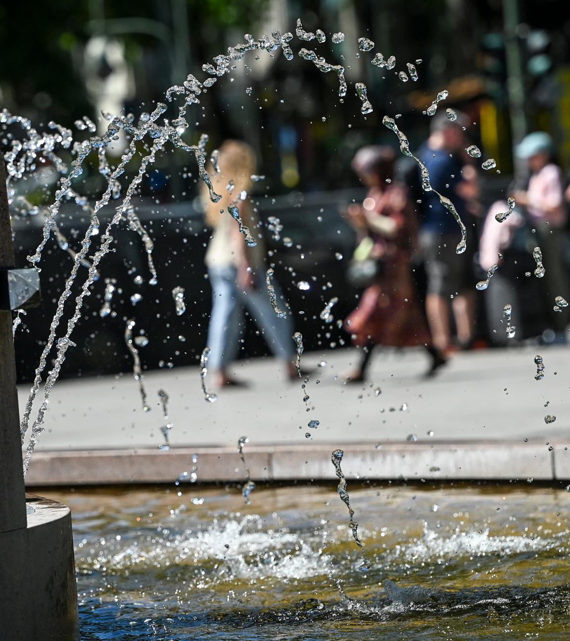 Berlin: Der Weltkugelbrunnen, auch Wasserklops genannt, sorgt mit seinen Wasserspielen vor dem Europa-Center auf dem Breitscheidplatz für ein wenig Abkühlung