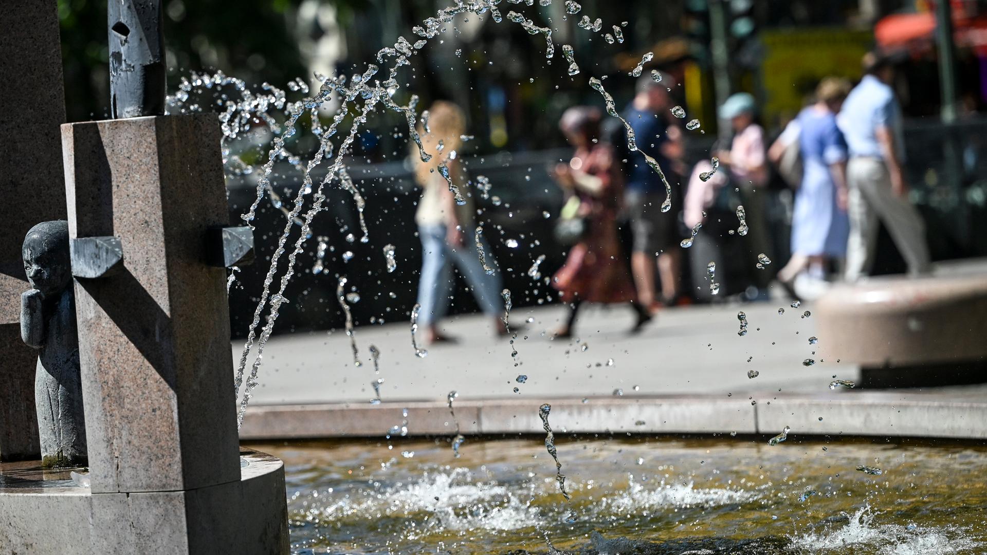 Berlin: Der Weltkugelbrunnen, auch Wasserklops genannt, sorgt mit seinen Wasserspielen vor dem Europa-Center auf dem Breitscheidplatz für ein wenig Abkühlung