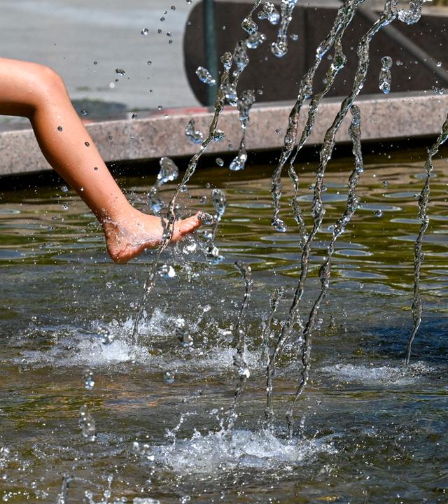 Wasserfontänen sprudeln am Weltkugelbrunnen, dem sogenannten "Wasserklops", auf dem Breitscheidplatz und sorgen hier für Abkühlung am 30.07.2026 in Berlin.