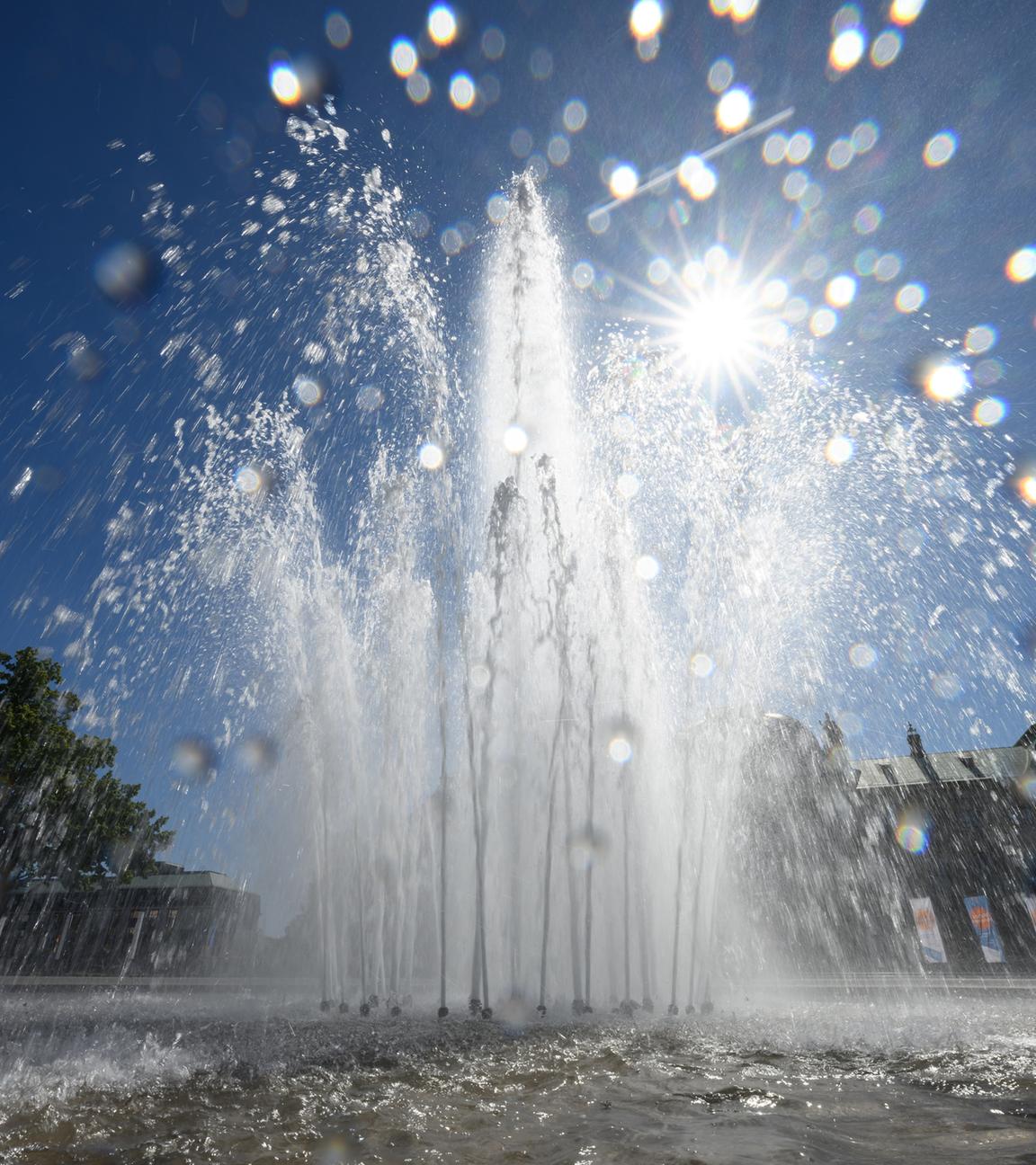 Sachsen, Dresden: Wasserfontänen sprudeln aus dem Brunnen am Palaisplatz vor dem Japanischen Palais.