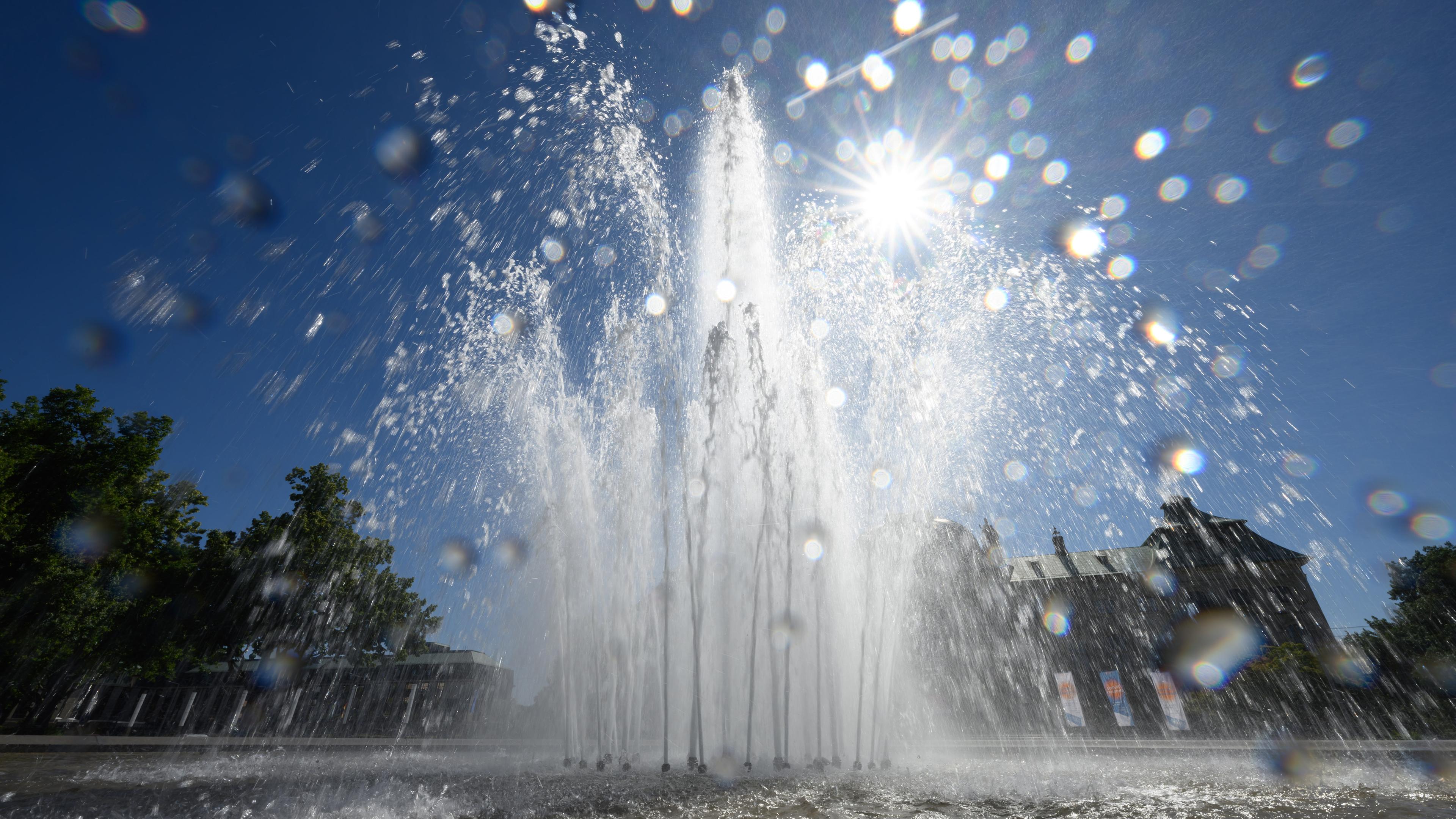 Sachsen, Dresden: Wasserfontänen sprudeln aus dem Brunnen am Palaisplatz vor dem Japanischen Palais.