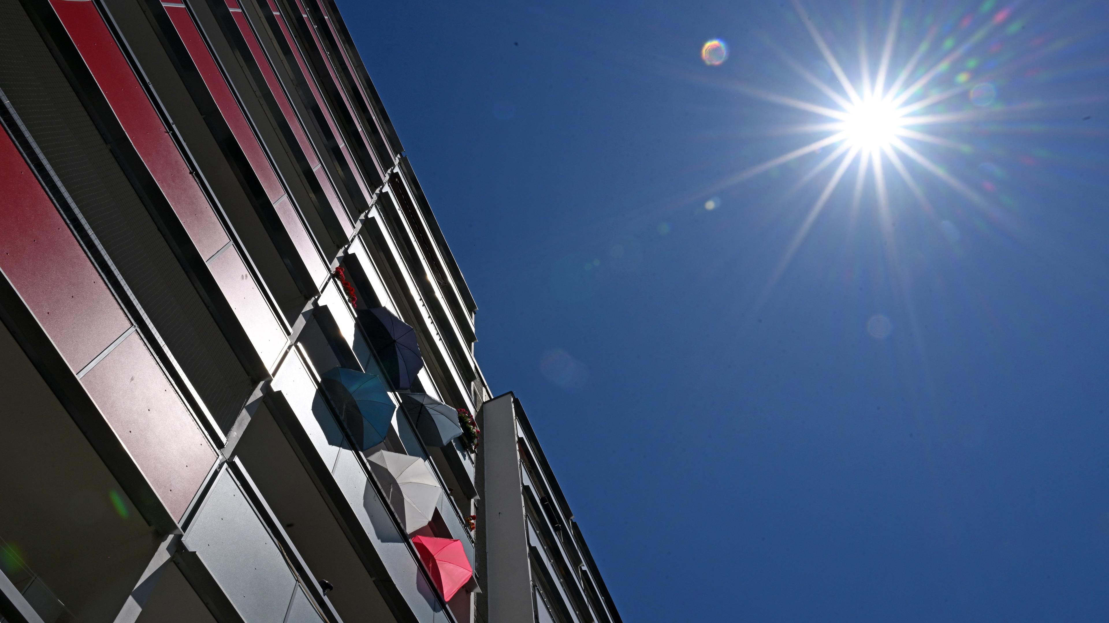 Mit Sonnenschirmen schützen Bewohner in einem Plattenbau in Jena-Lobeda die Wohnung vor der Hitze. Die Hitzewelle in Deutschland erreicht mit Temperaturen von bis zu 40 Grad ihren Höhepunkt.